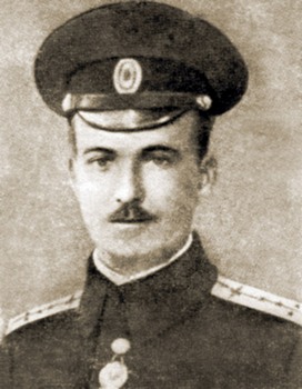 Штабс-капитан Пётр Николаевич Нестеров, летчик, авиаконструктор, многие идеи которого опередили свое время. Основоположник высшего пилотажа, разработал и первым в мире выполнил фигуру «мёртвая петля». С начала войны на фронте. Австрийское командование обещало крупную денежную награду тому, кто собьёт Нестерова. 26 августа 1914 года первым в истории авиации применил воздушный таран, сбив аэроплан противника, летевший бомбить расположение наших войск. Погиб в возрасте 27 лет