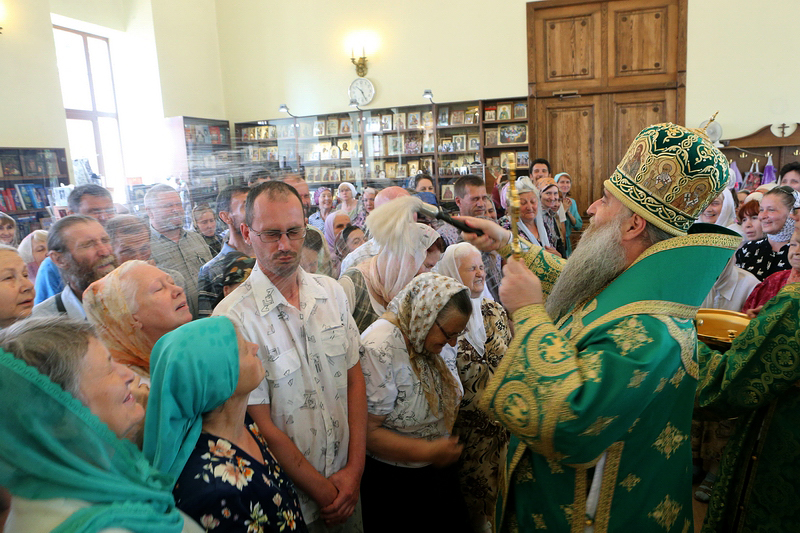 На Литургии в день памяти преподобного Серафима Саровского всегда много людей