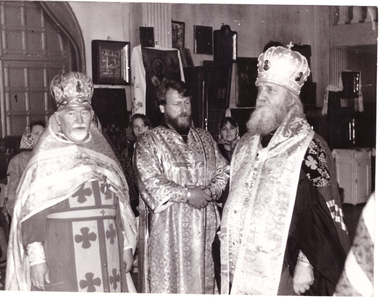 Протоиерей Анатолий Шумов, диакон Валерий Подгорнов и архиепископ Пимен. Конец 1980-х — начало 1990-х гг. Свято-Троицкая церковь (ныне — собор) г. Балаково.