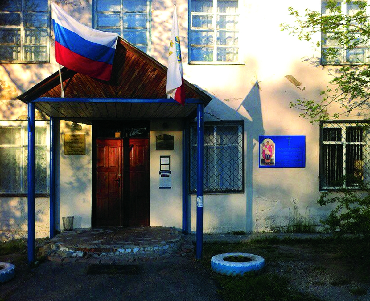 Храм во имя священномученика Константина Богородского расположен пока в приспособленном помещении в здании администрации