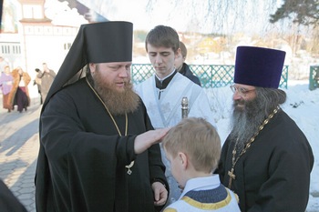 Перед Божественной литургией в храме Казанской иконы Божией Матери с. Пучково г. Москвы. Владыку встречает настоятель протоиерей Леонид Царевский с учащимся воскресной школы