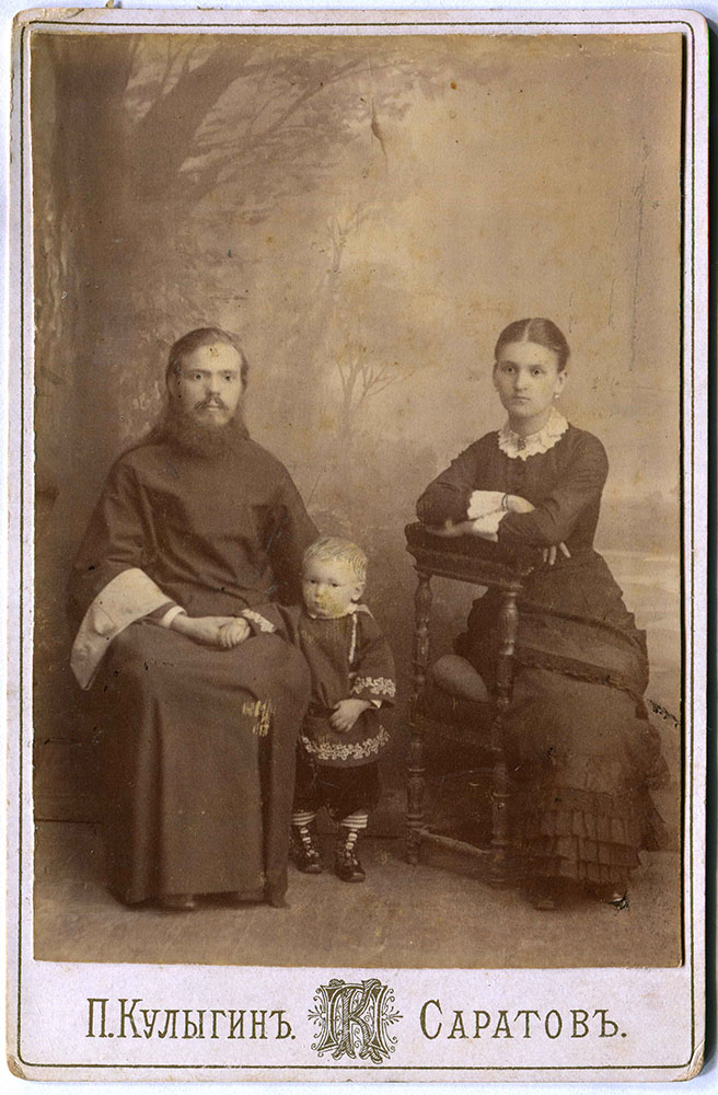 Супруги Махровские с сыном Сашей. Середина 1880-х гг.