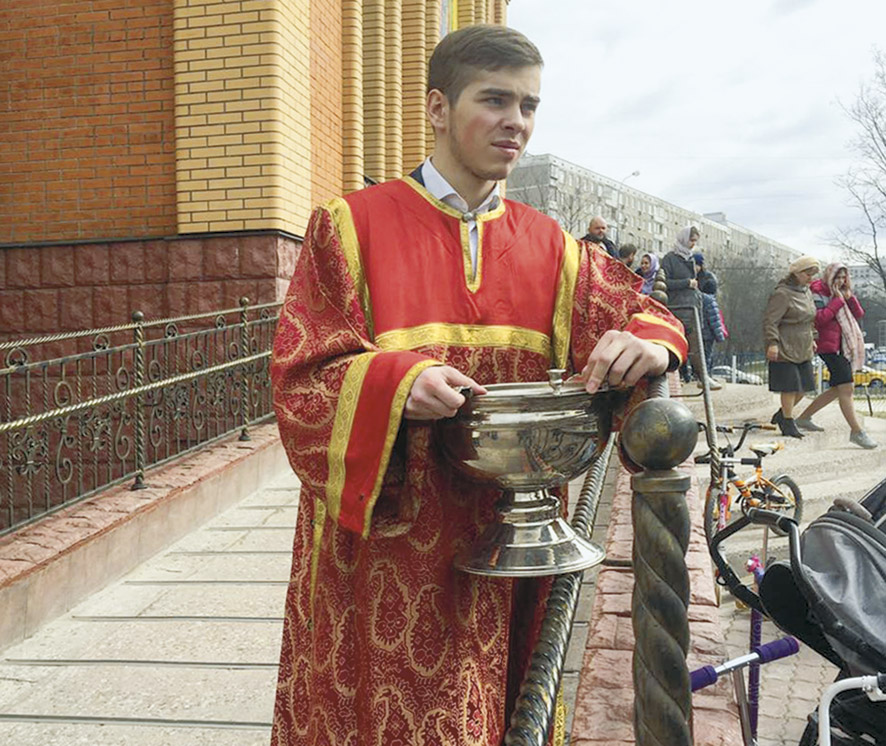 Старший сын Георгий начал помогать в алтаре после 10 класса. Пасха, 2017 год Старший сын Георгий начал помогать в алтаре после 10 класса. Пасха, 2017 год