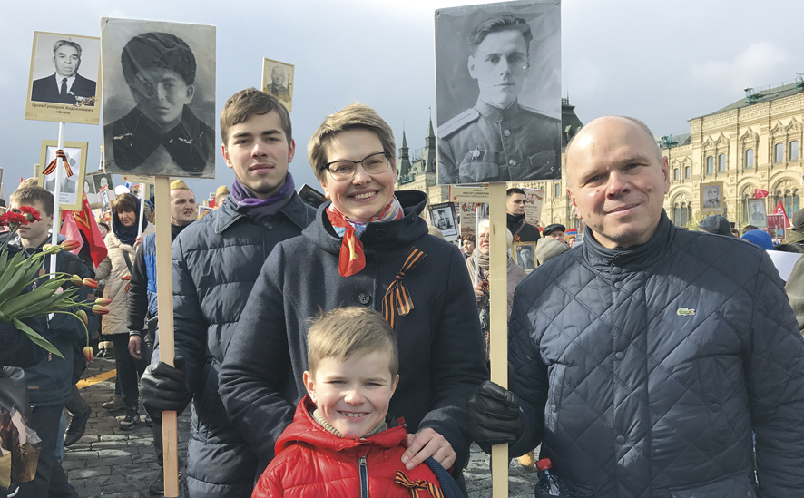 Акция «Бессмертный полк» в Москве 9 мая 2017 года. В руках Георгия портрет прадеда по отцовской линии красноармейца, участника Великой Отечественной войны Андрея Михайловича Демина. Он считался пропавшим без вести 70 лет. Семья нашла место его захоронения в Смоленской области, г. Гагарине в 2013 году. С тех пор в канун Дня Победы Демины отправляются туда, чтобы возложить к обелиску цветы