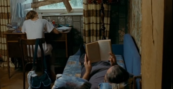 Кадр из фильма «Все умрут, а я останусь» (реж. Валерия Гай Германика). Заколотить окно, чтобы дочь не сбежала, было не лучшим решением...