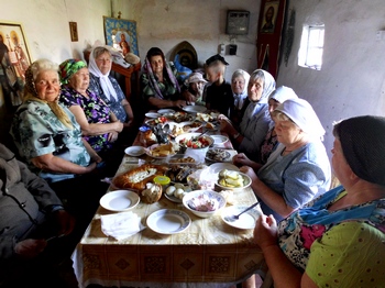 Прихожане за трапезой