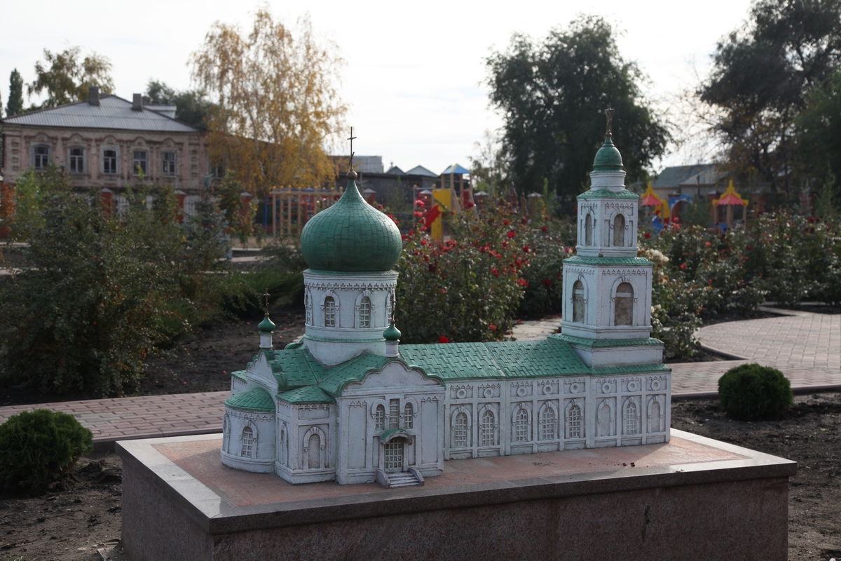 Казанский собор был выстроен на главной площади Хвалынска. До революции приход храма составлял более 4000 человек. Но в конце 20-х годов настоятель Казанского собора протоиерей Матвей Карманов был арестован и расстрелян, а в ноябре 1931 года храм окончательно закрыт и полностью разобран. Сейчас о соборе напоминают лишь еле заметный выступ на асфальте Соборной площади и школа № 3, построенная из кирпича главного православного храма города. По традиции 4 ноября, в день Казанской иконы Божией Матери, от Крестовоздвиженской церкви совершается крестный ход к месту разрушенного собора Казанский собор был выстроен на главной площади Хвалынска. До революции приход храма составлял более 4000 человек. Но в конце 20-х годов настоятель Казанского собора протоиерей Матвей Карманов был арестован и расстрелян, а в ноябре 1931 года храм окончательно закрыт и полностью разобран. Сейчас о соборе напоминают лишь еле заметный выступ на асфальте Соборной площади и школа № 3, построенная из кирпича главного православного храма города. По традиции 4 ноября, в день Казанской иконы Божией Матери, от Крестовоздвиженской церкви совершается крестный ход к месту разрушенного собора