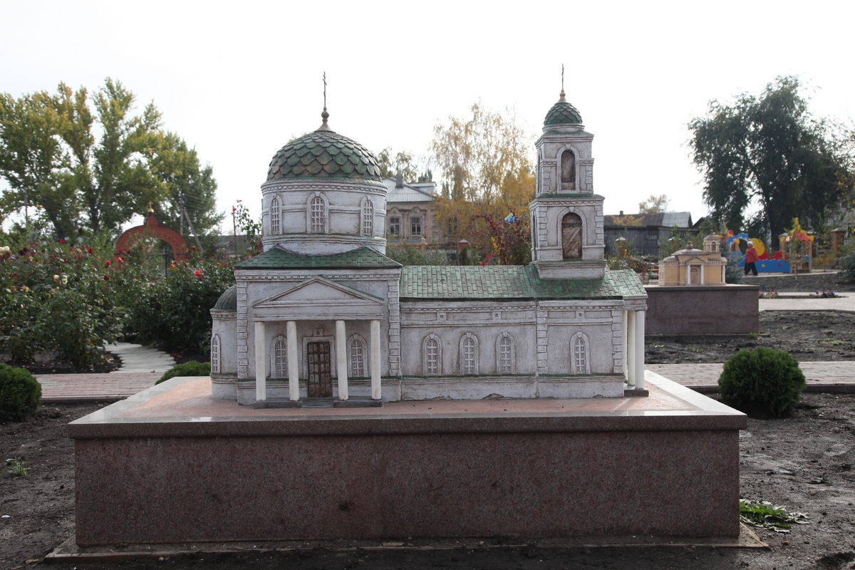Крестовоздвиженский храм, построенный в 1849 году, тесно связан с именем художника К.С. Петрова-Водкина. В этом храме он принял таинство Святого Крещения, здесь же венчался. И для этого храма сделал роспись распятия Господа нашего Иисуса Христа. Судьба храма в советский период была такой же, как и у других. Весной 1931 года с церкви были сняты и отправлены на переплавку колокола. В 1946 году храм разобрали на стройматериалы. Из кирпича выстроили городскую баню, а на месте храма позже возвели кинотеатр «Октябрь». На Крестовоздвиженской площади построили несколько пятиэтажных жилых домов Крестовоздвиженский храм, построенный в 1849 году, тесно связан с именем художника К.С. Петрова-Водкина. В этом храме он принял таинство Святого Крещения, здесь же венчался. И для этого храма сделал роспись распятия Господа нашего Иисуса Христа. Судьба храма в советский период была такой же, как и у других. Весной 1931 года с церкви были сняты и отправлены на переплавку колокола. В 1946 году храм разобрали на стройматериалы. Из кирпича выстроили городскую баню, а на месте храма позже возвели кинотеатр «Октябрь». На Крестовоздвиженской площади построили несколько пятиэтажных жилых домов