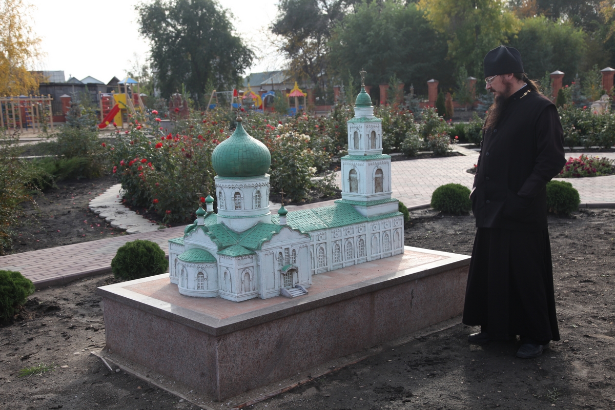 «Эти храмы помнят тепло от лампад, / Помнят дождик весенний и осенний сад, / Помнят боль от ударов по щекам стен, / Разрушения помнят, но прощают всем». Эти стихи собственного сочинения настоятель Крестовоздвиженского храма г. Хвалынска протоиерей Виталий Колпаченко прочитал на открытии «Сада храмов» «Эти храмы помнят тепло от лампад, / Помнят дождик весенний и осенний сад, / Помнят боль от ударов по щекам стен, / Разрушения помнят, но прощают всем». Эти стихи собственного сочинения настоятель Крестовоздвиженского храма г. Хвалынска протоиерей Виталий Колпаченко прочитал на открытии «Сада храмов»