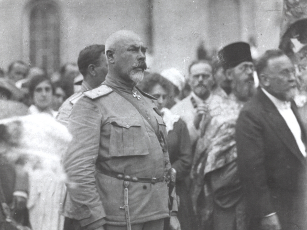 Деникин А.И. на молебне. 1919 год
