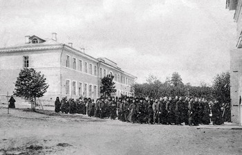 Братия монастыря у входа в Спасо-Преображенский собор. Открытка начала XX века