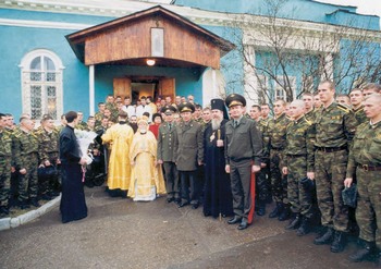 Воинский храм во имя великомученика Димитрия. Архиепископ Саратовский и Вольский Александр (Тимофеев) с командованием и курсантами института. В центре — настоятель храма протоиерей Николай Архангельский. 2002 год