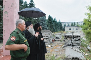 «Даст Бог — красавец храм в честь Преображения Господня будет восстановлен на прежнем месте». Слева направо: генерал­майор Н.П. Шебанов, Митрополит Саратовский и Вольский Лонгин, игумен Макарий