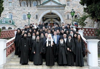 Святейший Патриарх Московский и всея Руси Кирилл с братией Свято-Пантелеимонова монастыря. Июнь 2013 года. Справа от Святейшего Патриарха — игумен Иеремия, слева — иеромонах Кирион Святейший Патриарх Московский и всея Руси Кирилл с братией Свято-Пантелеимонова монастыря. Июнь 2013 года. Справа от Святейшего Патриарха — игумен Иеремия, слева — иеромонах Кирион