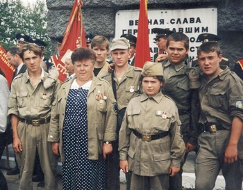 Галина Гарибян и бойцы отряда «Искатель»