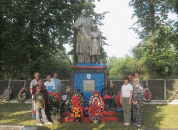 Галина Гарибян и бойцы отряда «Искатель»