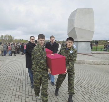 Бойцы ПО СГАУ «ВЕГА» Артем Лобеев и Данияр Утешев несут урну с останками солдат — А. Е. Юлина и П.Г. Рубцова для дальнейшей транспортировки на родину — город Аркадак Саратовской области Бойцы ПО СГАУ «ВЕГА» Артем Лобеев и Данияр Утешев несут урну с останками солдат — А. Е. Юлина и П.Г. Рубцова для дальнейшей транспортировки на родину — город Аркадак Саратовской области