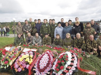 Перезахоронение на родине — в городе Аркадаке — найденного в 2013 году в Смоленской области в ходе поисковой экспедиции отряда «ВЕГА» солдата Рубцова Павла Григорьевича. Проводить солдата в последний путь пришла большая семья Павла Григорьевича, в том числе две его дочери, которые знали об отце из рассказов мамы Перезахоронение на родине — в городе Аркадаке — найденного в 2013 году в Смоленской области в ходе поисковой экспедиции отряда «ВЕГА» солдата Рубцова Павла Григорьевича. Проводить солдата в последний путь пришла большая семья Павла Григорьевича, в том числе две его дочери, которые знали об отце из рассказов мамы