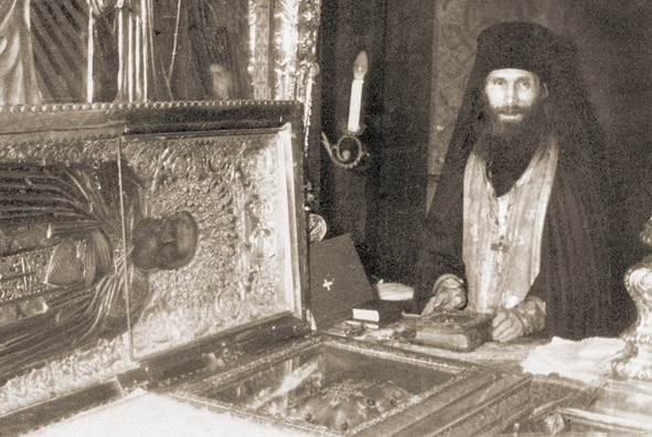 Игумен Кирилл (Павлов) у мощей преподобного Сергия Радонежского. Фото из архива смотрителя Троицкого собора Лавры игумена Корнилия (Мороза)