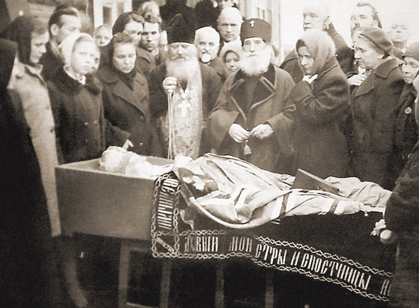 Прощание с епископом Афанасием, пос. Петушки, 30 октября 1962 г. В центре протоиерей Иосиф Потапов и архиепископ Симон (Ивановский). Архив епископа Афанасия (Сахарова), ПСТБУ