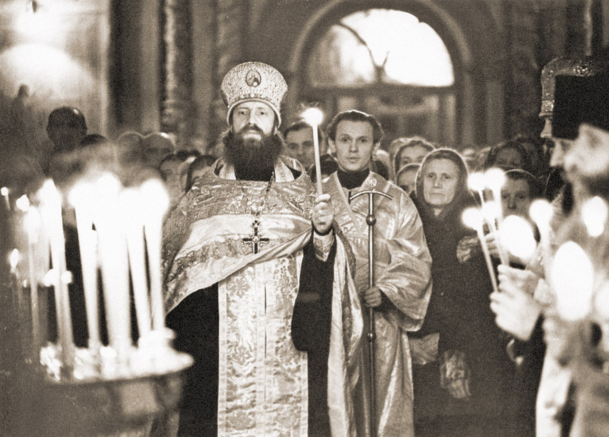 Богослужение возглавляет наместник СТСЛ архимандрит Пимен (Хмелевской). Фото из личного архива Т. М. Бабиной