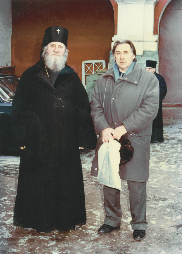 Архиепископ Пимен и В.Г. Аникеев у Свято-Троицкого собора Саратова