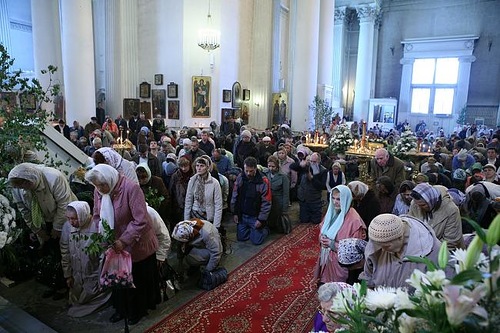 За священнослужителями преклоняют колени и все богомольцы. За священнослужителями преклоняют колени и все богомольцы.