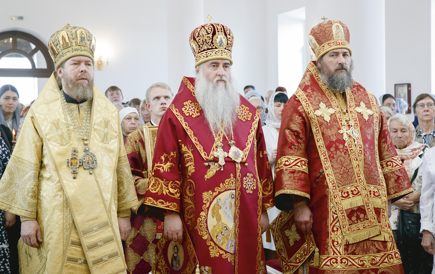 Митрополит Псковский и Порховский Тихон, Митрополит Саратовский и Вольский Лонгин, Епископ Кокшетауский и Акмолинский Серапион. Великое освящение храма во имя всех Саратовских святых г. Саратова. 16 сентября 2018 года