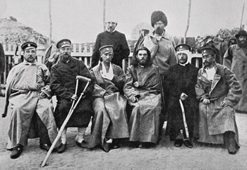 Протоиерей Стефан Щербаковский (4-й слева) в Харбинском госпитале среди раненных в Тюренческом бою
