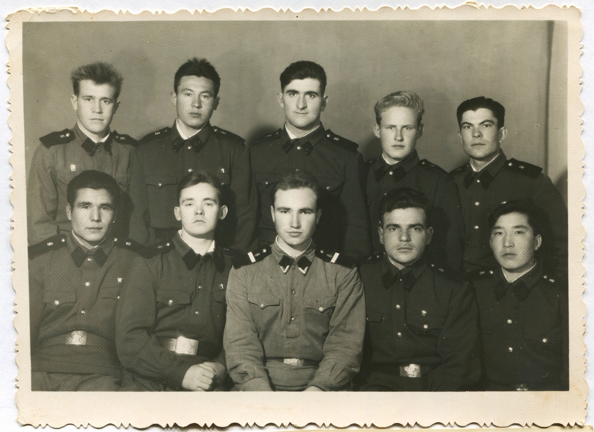 Отделение стройбата, г. Томск, 1962 г. В центре командир отделения ефрейтор Валентин Тюргашкин, воспитанник Саратовской семинарии, впоследствии протоиерей. Отделение стройбата, г. Томск, 1962 г. В центре командир отделения ефрейтор Валентин Тюргашкин, воспитанник Саратовской семинарии, впоследствии протоиерей.