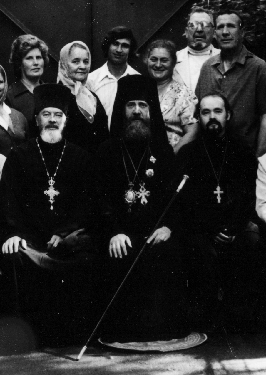 Священник Василий Стрелков с епископом Пименом, протоиереем Василием Байчиком и прихожанами. 1970-е годы. Священник Василий Стрелков с епископом Пименом, протоиереем Василием Байчиком и прихожанами. 1970-е годы.