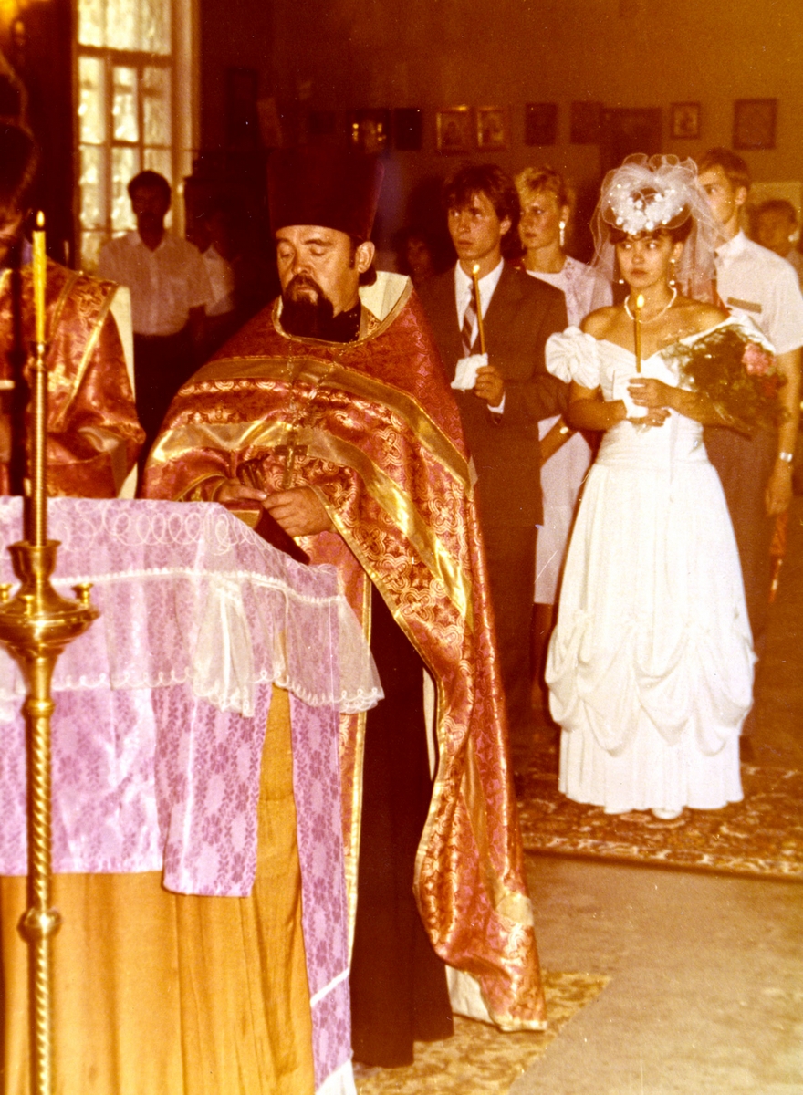 Отец Василий совершает таинство венчания в Серафимовском храме Саратова, 1991 год. Отец Василий совершает таинство венчания в Серафимовском храме Саратова, 1991 год.