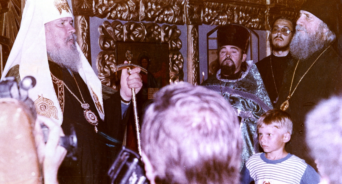 Встреча Святейшего Патриарха Алексия II в Серафимовском храме Саратова, 1993 год. Встреча Святейшего Патриарха Алексия II в Серафимовском храме Саратова, 1993 год.