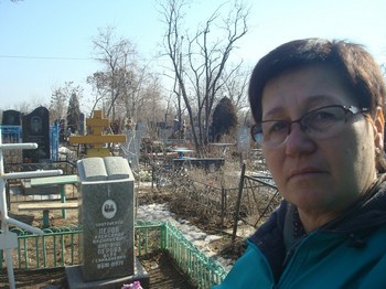 Галина Невежина у могилы протоиерея Александра Перова и его супруги Веры Геннадьевны на Дмитровском (Центральном) кладбище г. Волгограда