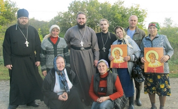 После молебна священномученику Дионисию в селе Чиганак. Настоятель храма в Малиновке священник Сергий Бойко с духовенством окрестных сел и прихожанами. 17 сентября 2012 года