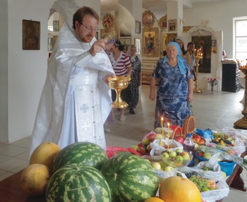 Освящение плодов нового урожая, в том числе, арбузов. Арбуз для Ровного — нечто большее, чем просто арбуз. Освящение плодов нового урожая, в том числе, арбузов. Арбуз для Ровного — нечто большее, чем просто арбуз.