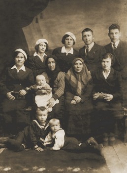 Вдова священномученика Николая Ольга Ивановна в кругу семьи, фото 1939 года Вдова священномученика Николая Ольга Ивановна в кругу семьи, фото 1939 года