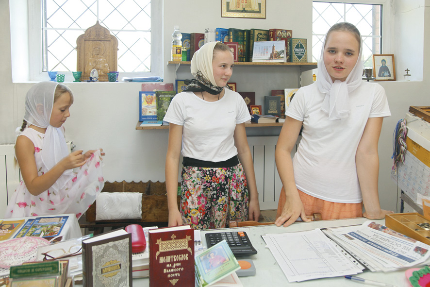 В летние месяцы, когда штатные свечницы в отпусках, на их места заступают Аня Перепелицына (справа) и Юля Волошкина (слева)
