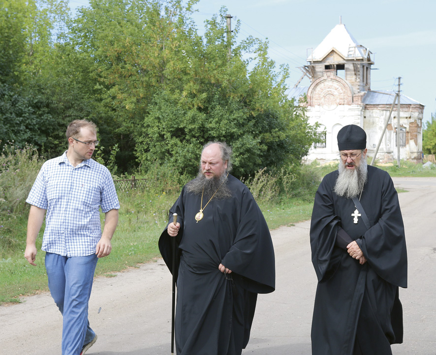 Визит Епископа Сердобского и Спасского Митрофана в Старую Потловку. Слева — Александр Мраморнов. 26 августа 2016 года