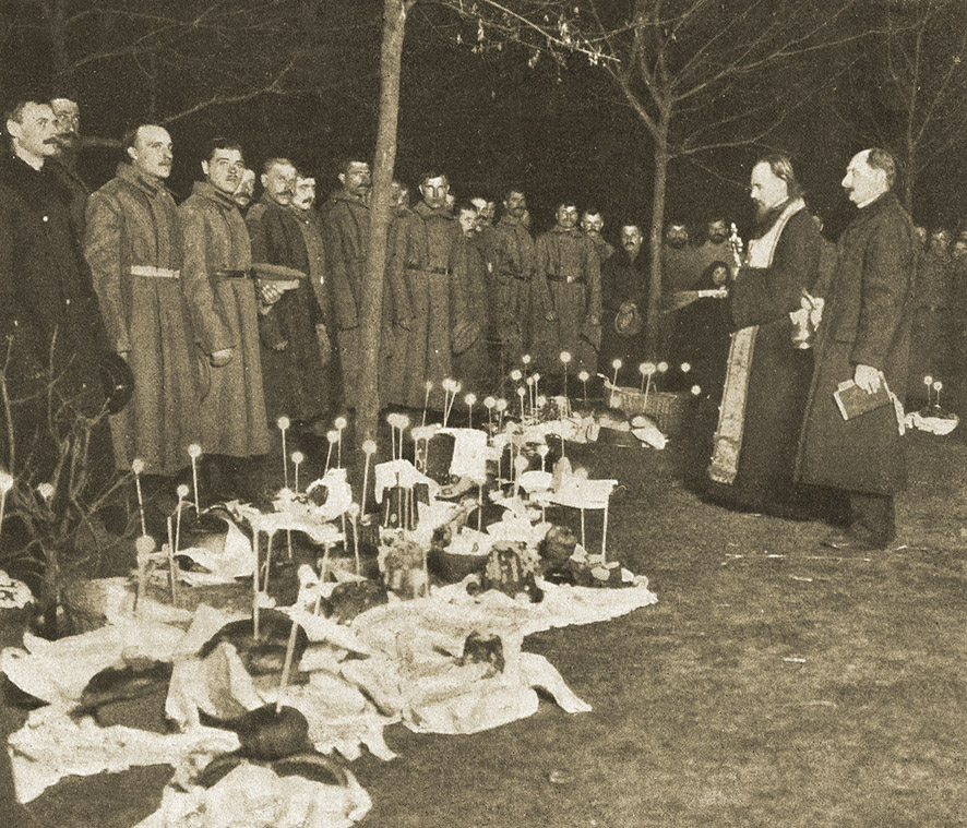 Освящение куличей на позициях на Пасху. 1915 г.