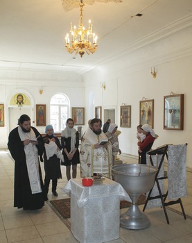 Епископ Тарасий крестит подопечных центра
