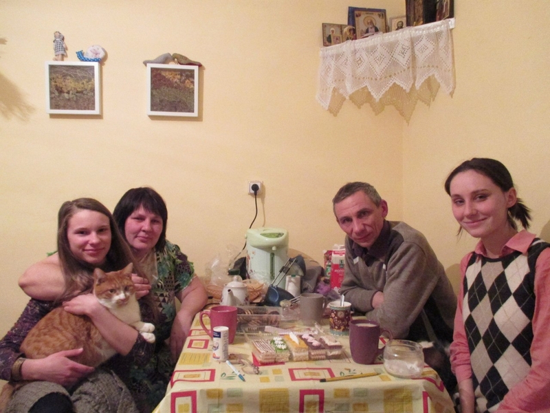 Аня, мама Нина, папа Сергей и Маша в своем сельском доме