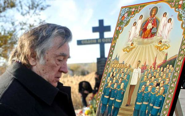Александр Проханов перед “иконой” Сталина. Фото: atner.livejournal.com