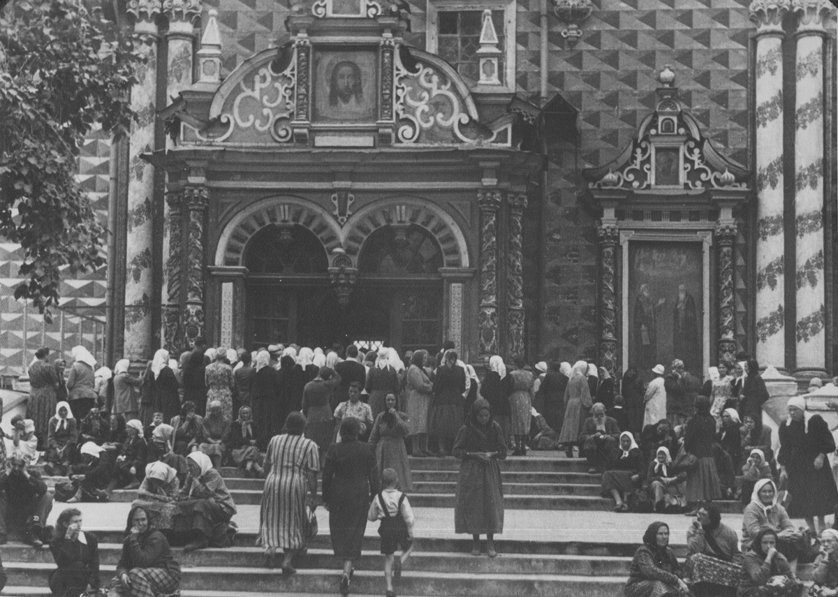 Богомольцы в Троице-Сергиевой Лавре. Середина 1950-х годов.