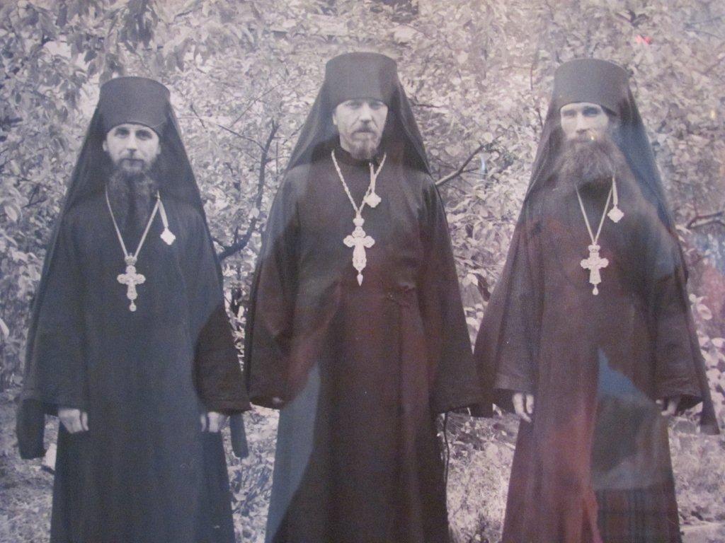 Три духовных брата (слева направо): архимандрит Феодор (Андрющенко),  архимандрит Тихон (Агриков), архимандрит Кирилл (Павлов). Фото с официального сайта Свято-Троицкой Сергиевой Лавры.