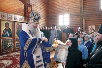 2011 год, престольный праздник в Сретенском храме. Владыка Лонгин награждает прихожан, потрудившихся на его строительстве. Справа — настоятель, отец Тарасий  