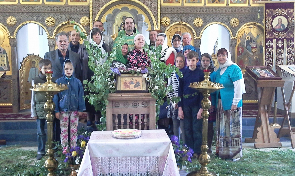 Нынешний настоятель храма иерей Андрей Степанов со своим приходом