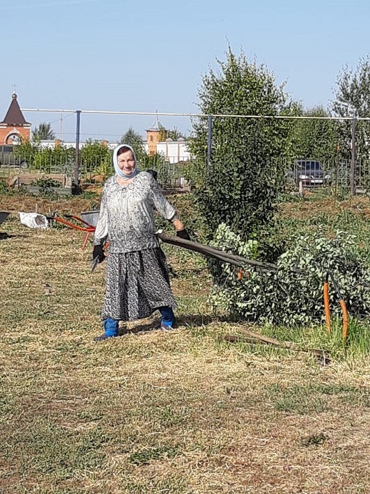 Потрудиться в монастыре приезжают паломники