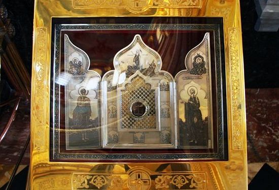 Главная святыня Храма Христа Спасителя — частица Ризы Господней, переданной в 1625 году персидским шахом Аббасом II в дар царю Михаилу Федоровичу