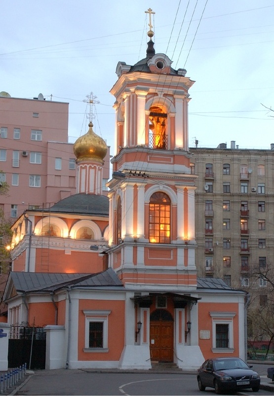 Храм Воскресения Словущего на Успенском вражке. У престольного праздника этого храма есть одна очень интересная особенность: в этот день в храмах, освященных в честь Воскресения Словущего, служба совершается, как на пасху — пасхальным чином, с ликующими возгласами: «Христос воскресе! — Воистину Воскресе!»